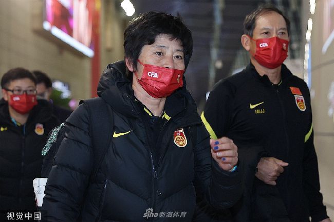 下半场巴埃斯推射扳平比分，麦肯尼凌空抽射打在横梁上随后助攻弗拉霍维奇头球反超比分，最终尤文客场2-1弗洛西诺内仍居第二。